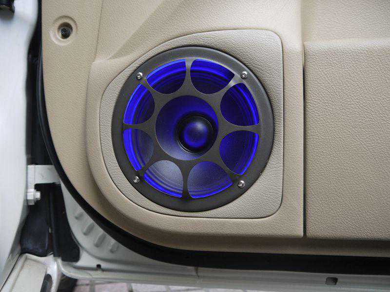 皇冠汽车音响倒模安装的工艺魅力