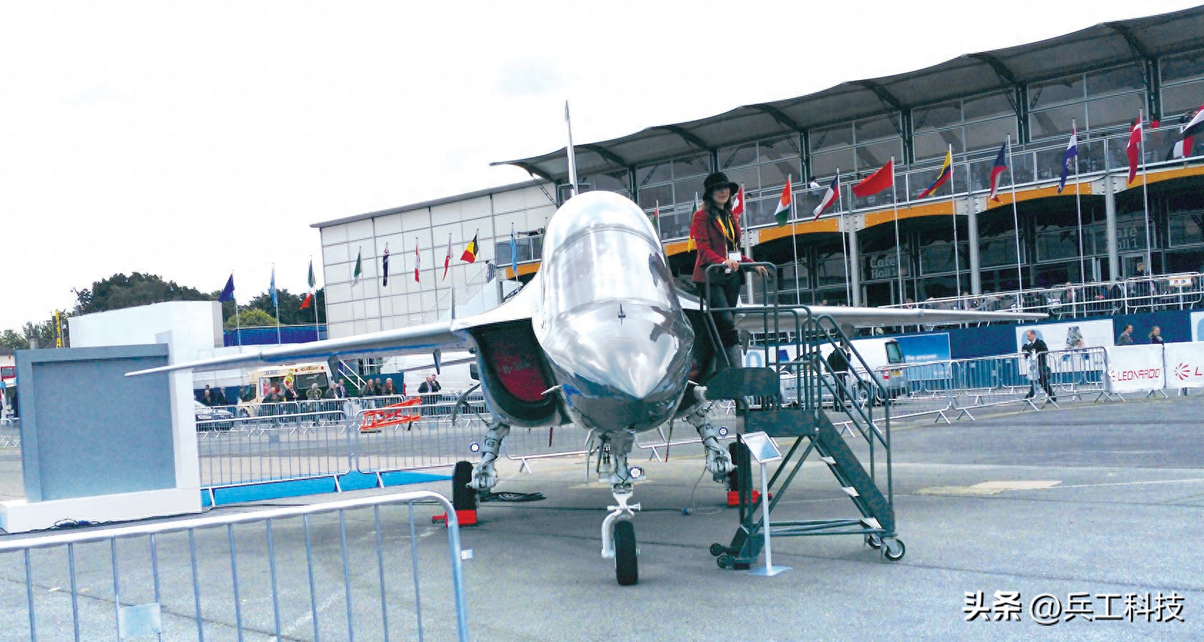 适应美军第五代战机飞行员的教练机，T-100 新型高级教练机