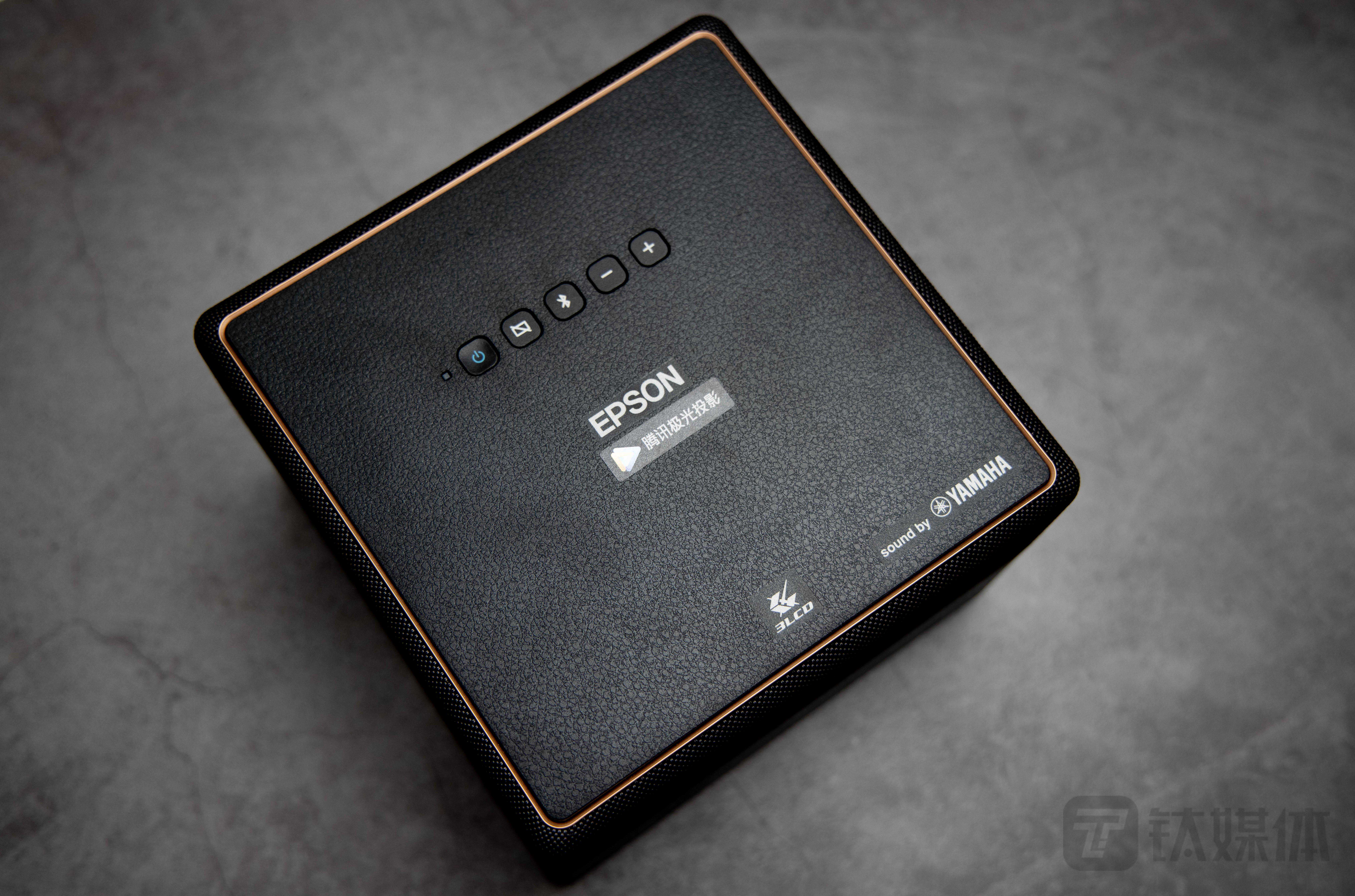 爱普生投影机EF-12：精准色彩表现，做你的家庭娱乐中心