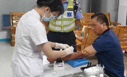 惊！男子醉酒驾车搭载妻儿回家，一查还是无证驾驶+二次醉驾