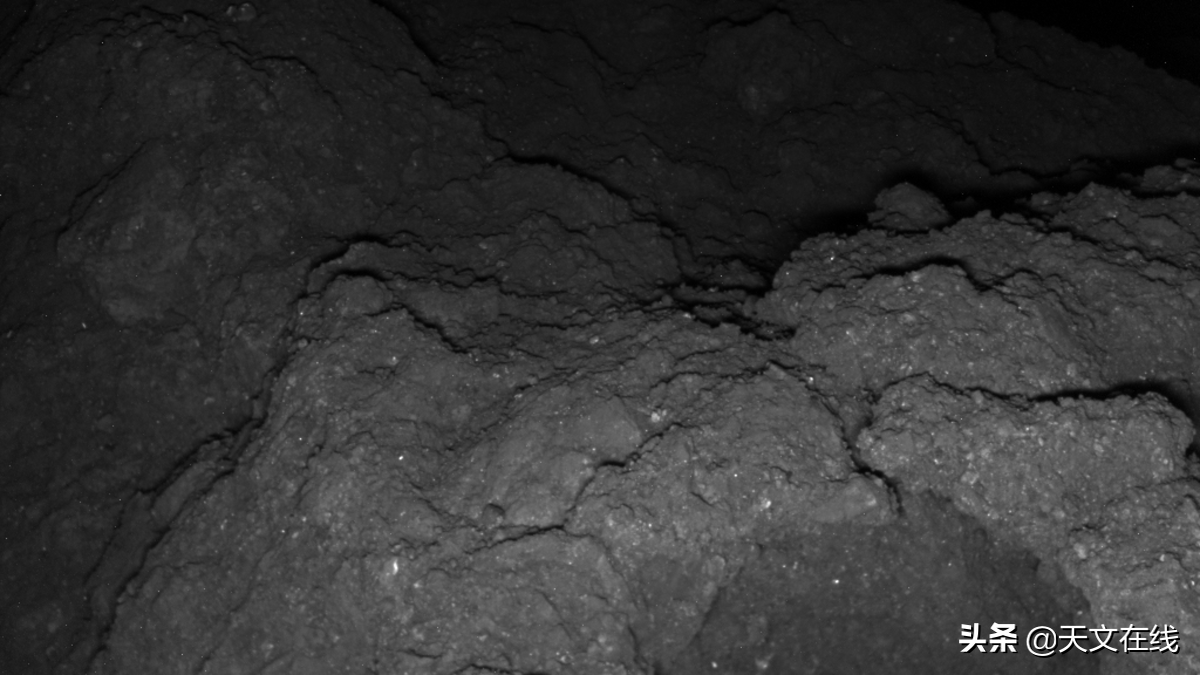 一次前所未有的亲密接触！发现小行星上熟悉的岩石与物质