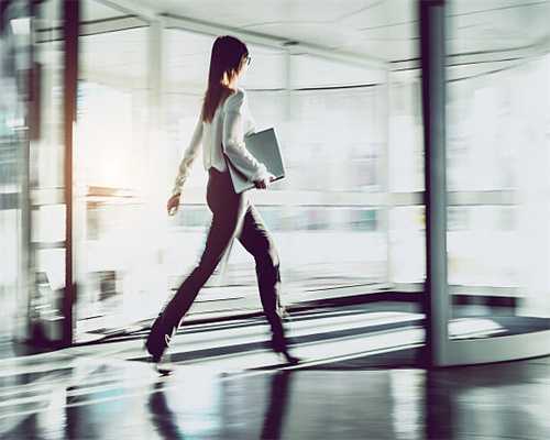 酒店起夜鼻梁摔出两道杠，“太锋利”和“没开灯”