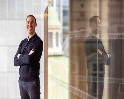 医生站着睡着2次摔倒磕断2颗门牙，为啥这么累