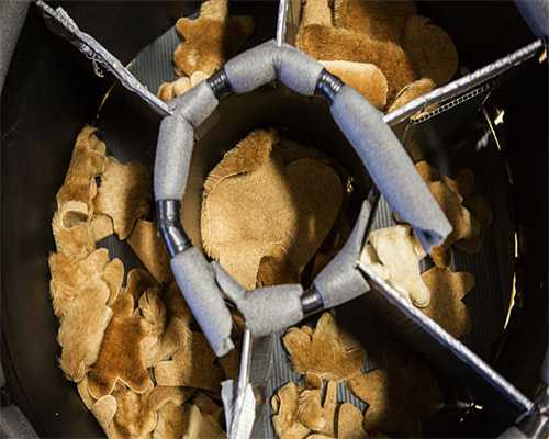 潮州抽纱非遗传承人祝书琴要求徒弟：“绝不能放下这根针”