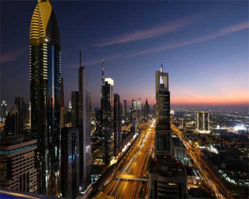 顾客就餐磕碎桌面被索赔1300元 商家：顾客当天喝酒后情绪不太对 | 封面深度